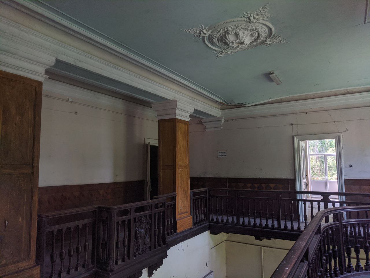 Тут два поверхи