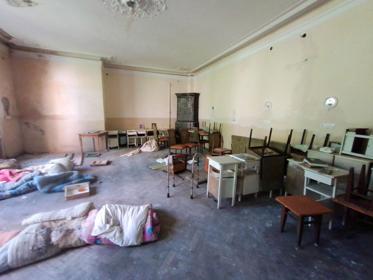 Ось так до слова виглядала кімнатка в якій був зручніший залаз