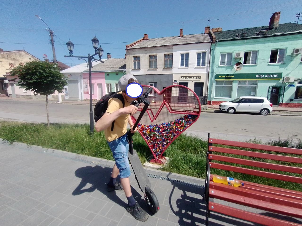 Гуляючи центром цього невеличкого містечка побачили ось таке сердечко, звичайно ж всі сфоткались біля нього :)