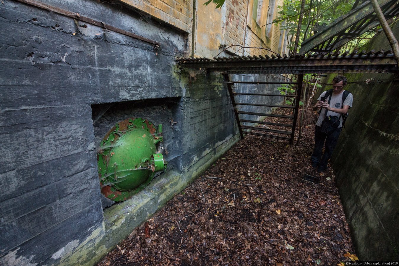 Ліворуч зелений водолазний люк. Праворуч - вже стінка бункера