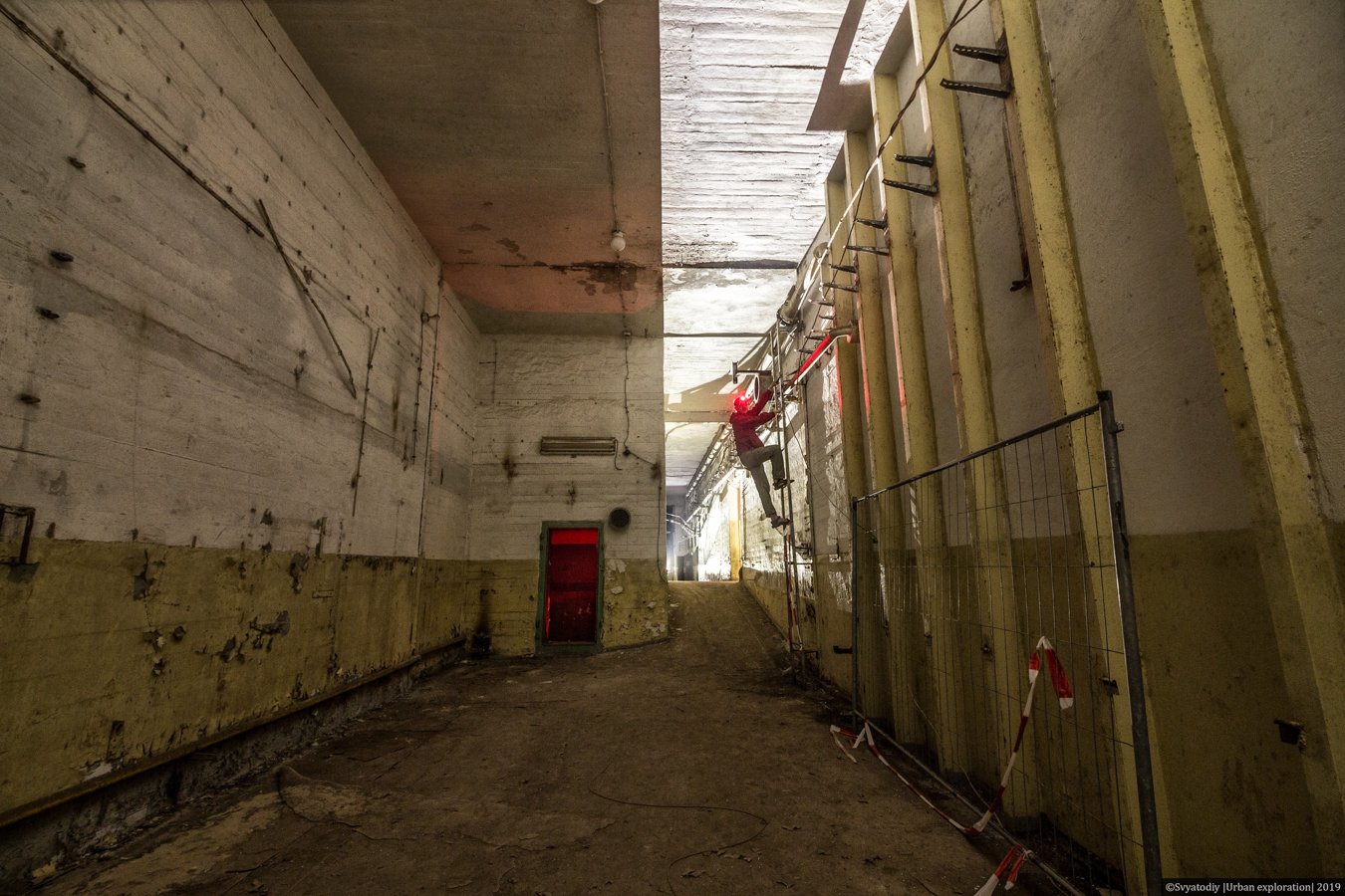 Автор статті і наглядна ілюстрація, якої висоти тут стелі