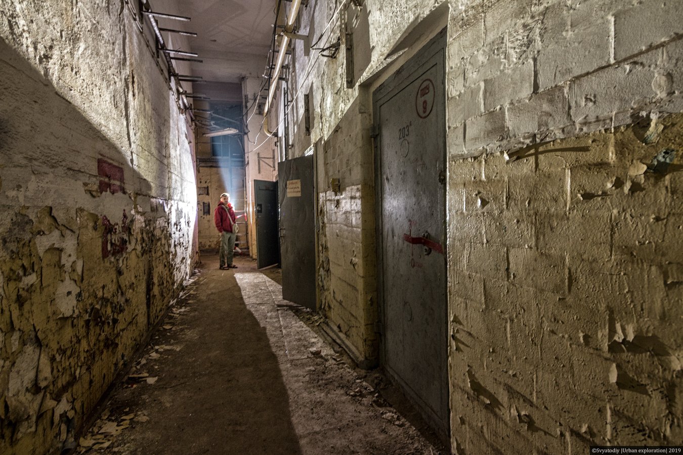 Внизу трудилися люди, вгорі були кабелі та вентиляція