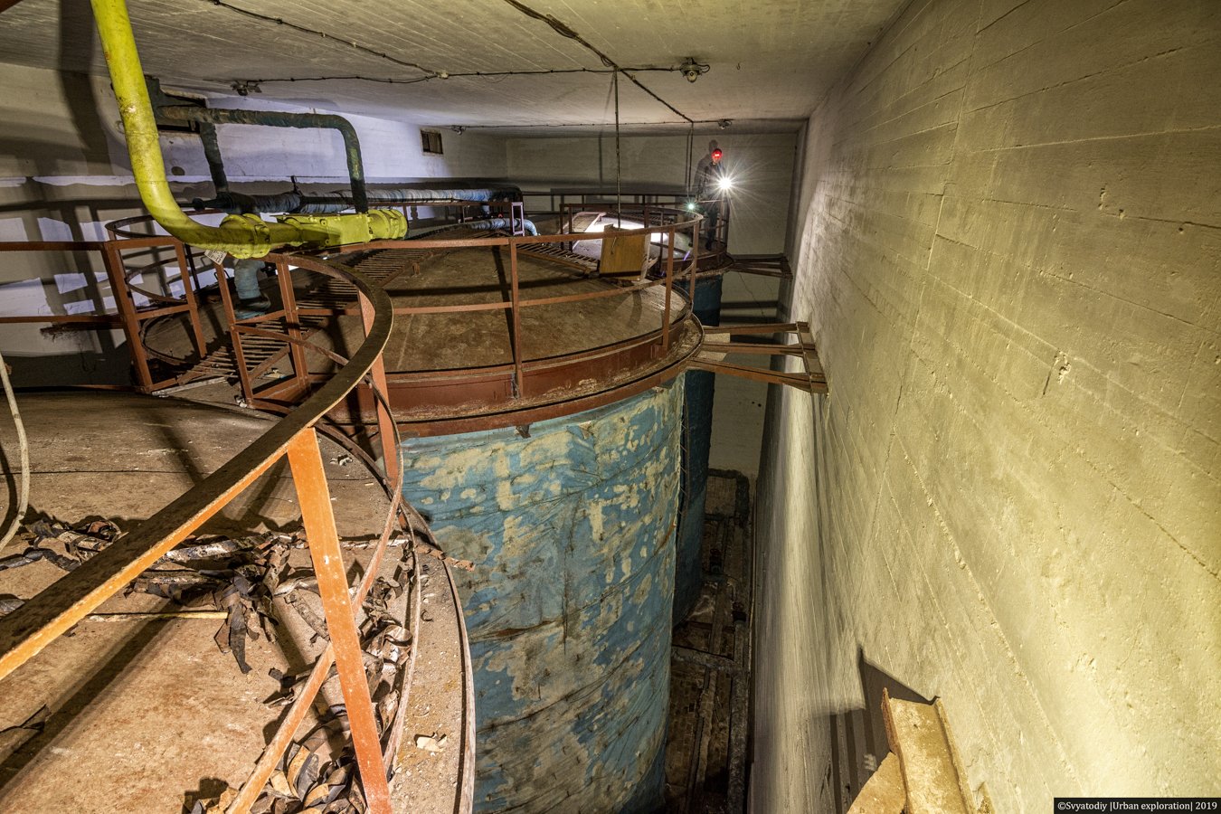 Величезні ємності для води на глибині -3 поверху і людина для масштабу