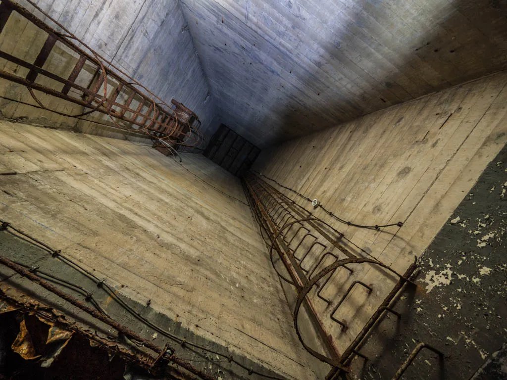 Спуск з вежі під землю