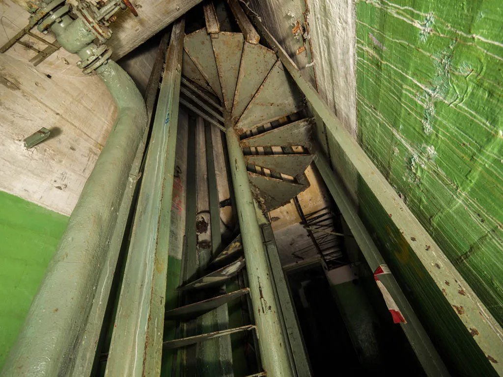 Доволі кустарні та криві гвинтові сходи зроблені російськими умільцями