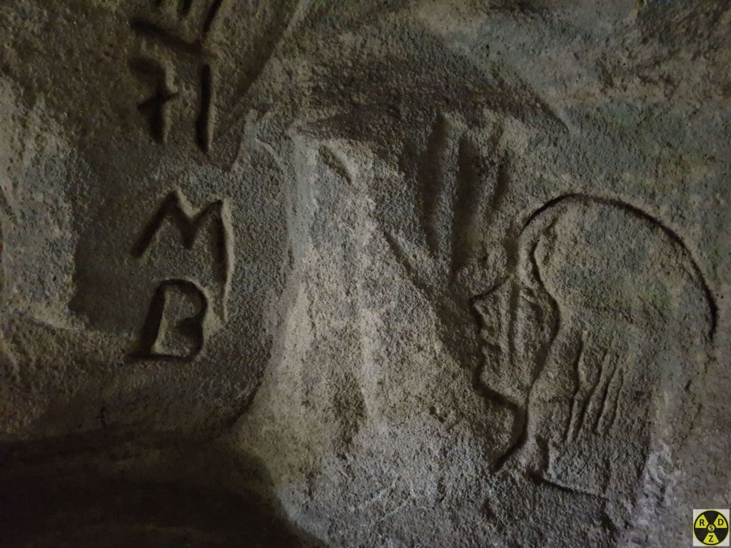 Фігура жінки вицарапана на стінці одного з відкопаних гротів