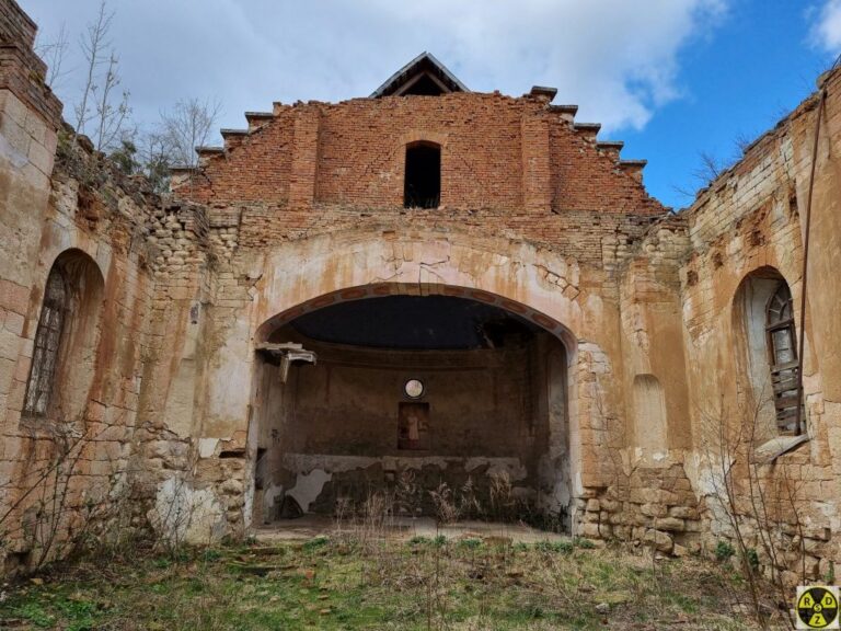 На одній зі стін костелу бачимо вцілілу ікону