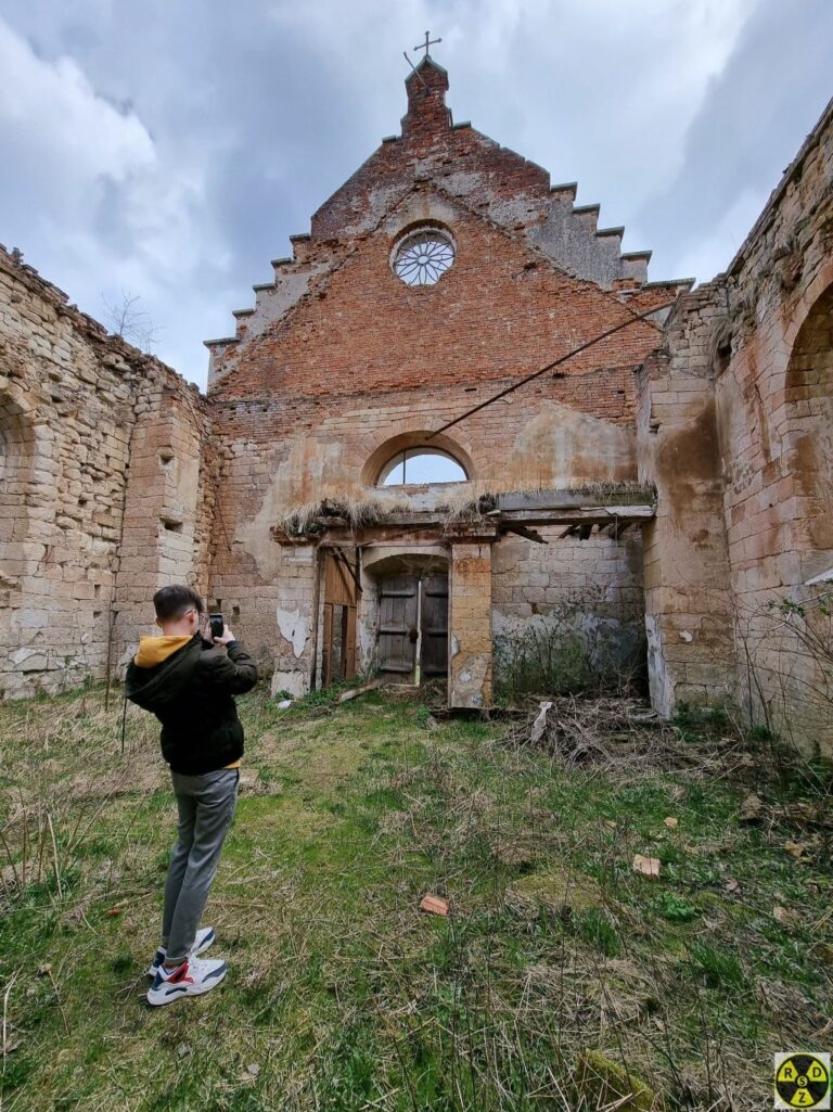 Могли б... Але для цього в костелі спочатку потрібно зробити дах і вставити вікна
