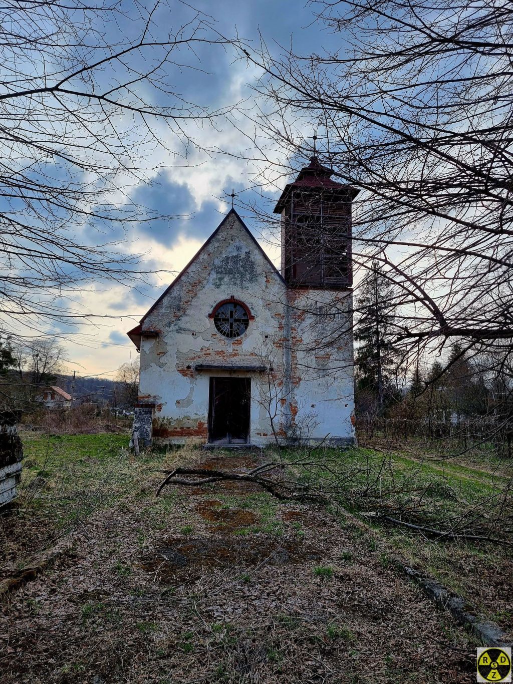 Костел в селі Підтемне