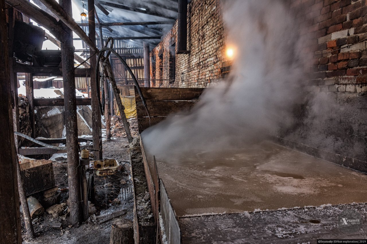 Тут на вогні випаровують воду щоб лишилася лише сіль