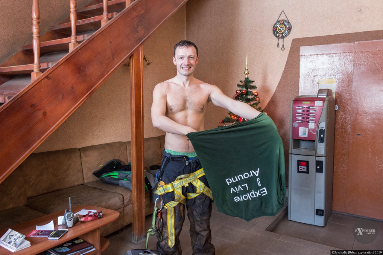 Виліз з Шахти весь москрий