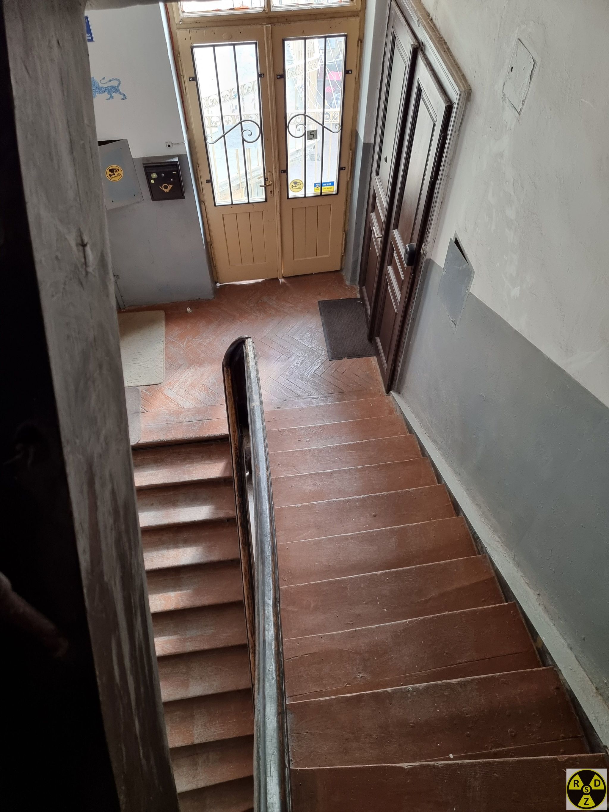 Залаз на будь-який дах полчинається з підїзду. Тут, до речі, за Польщі ще був коврик. Зараз залишилося лише кріплення для нього