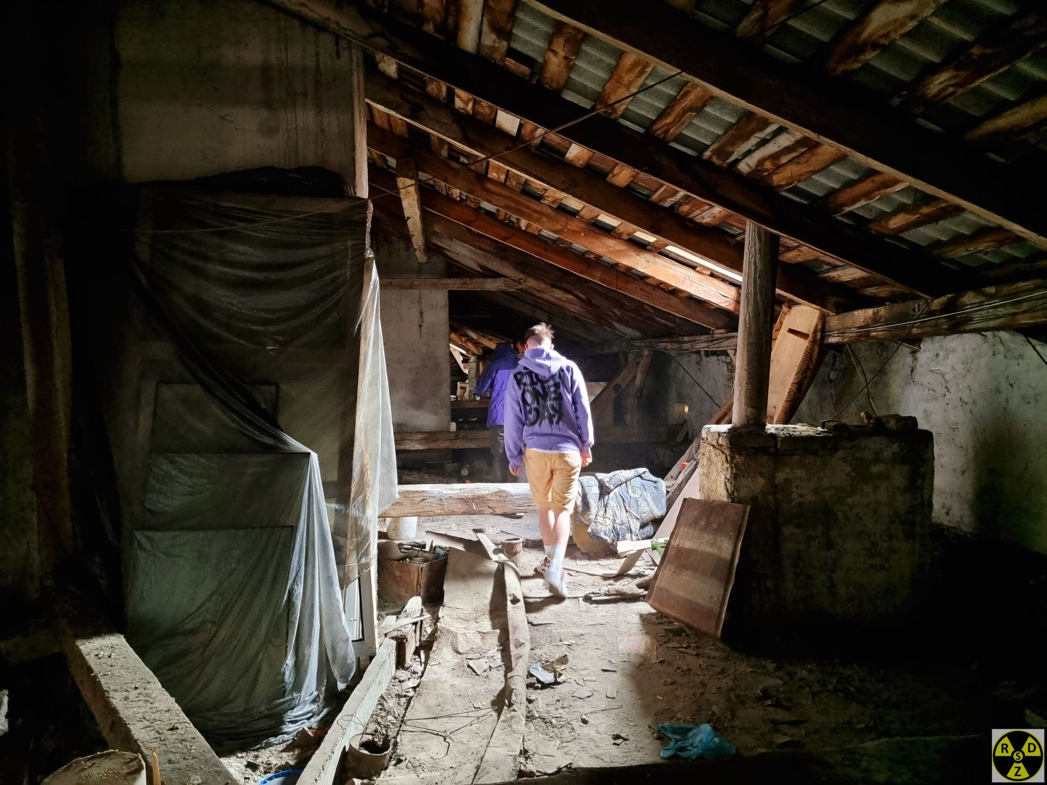 Далі йдемо запилюженим горищем