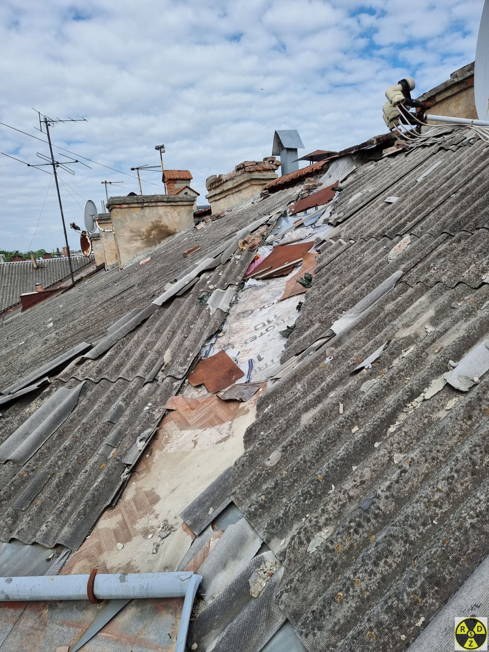 А там повний капець! Це дах в центрі Львова!