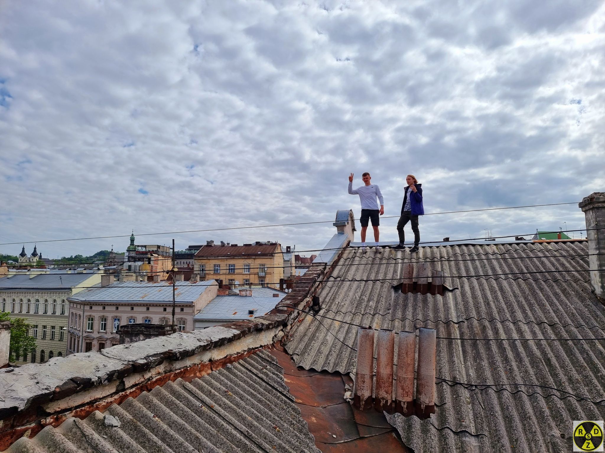 В цій частині даху шифер ще тримається