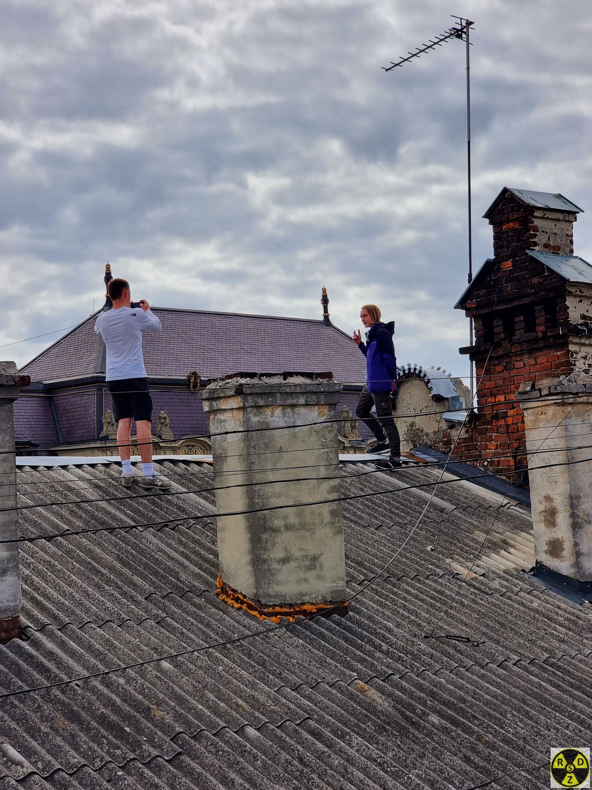 То ж гріх не сфотографуватися на фоні Прокуратури