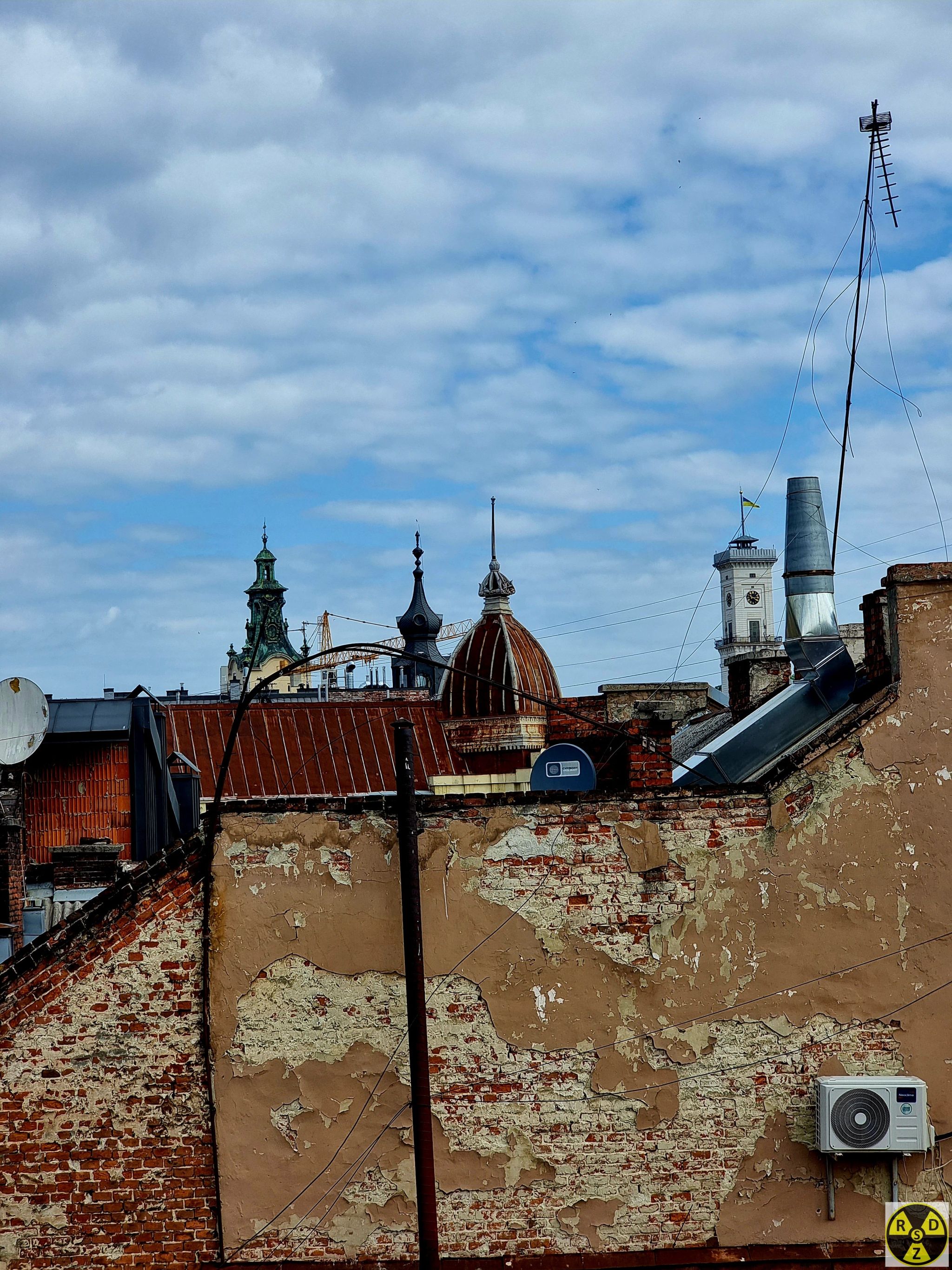 З однієї сторони видно ратушу