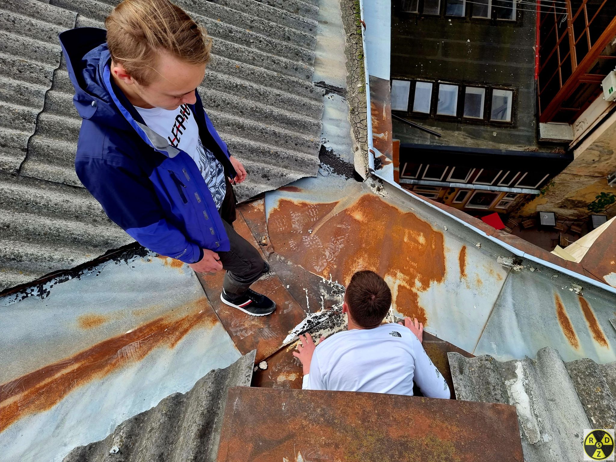 Якось так на животі ми потрапляємо на дах