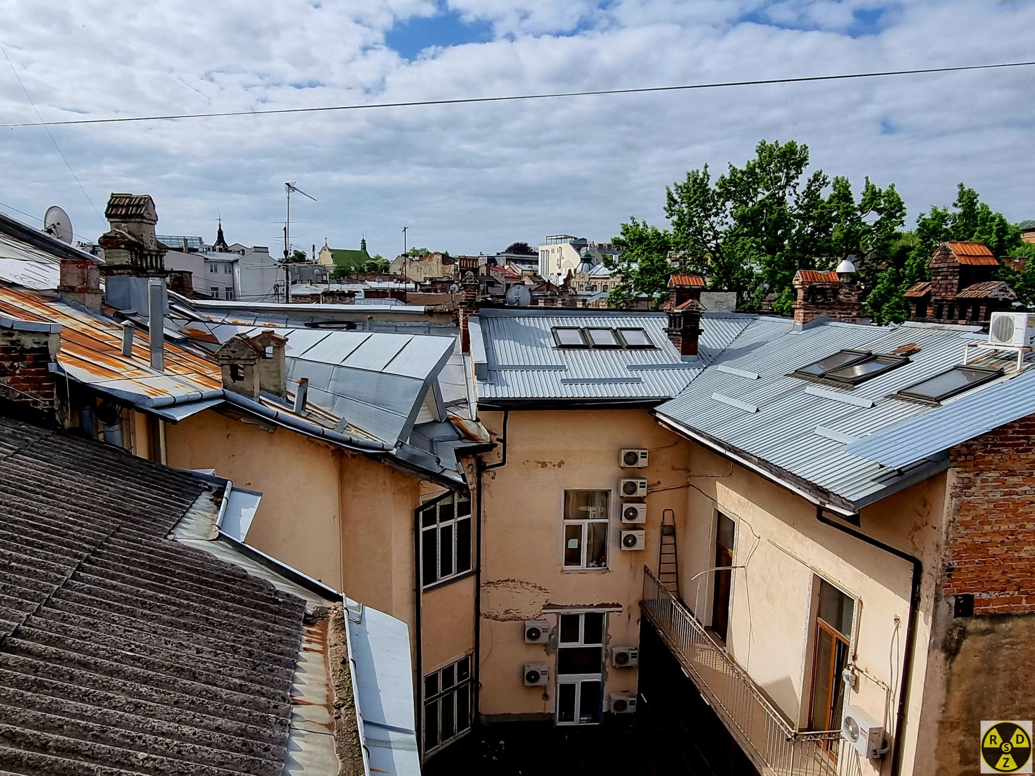 Та й йдемо вниз показувати це все власнику