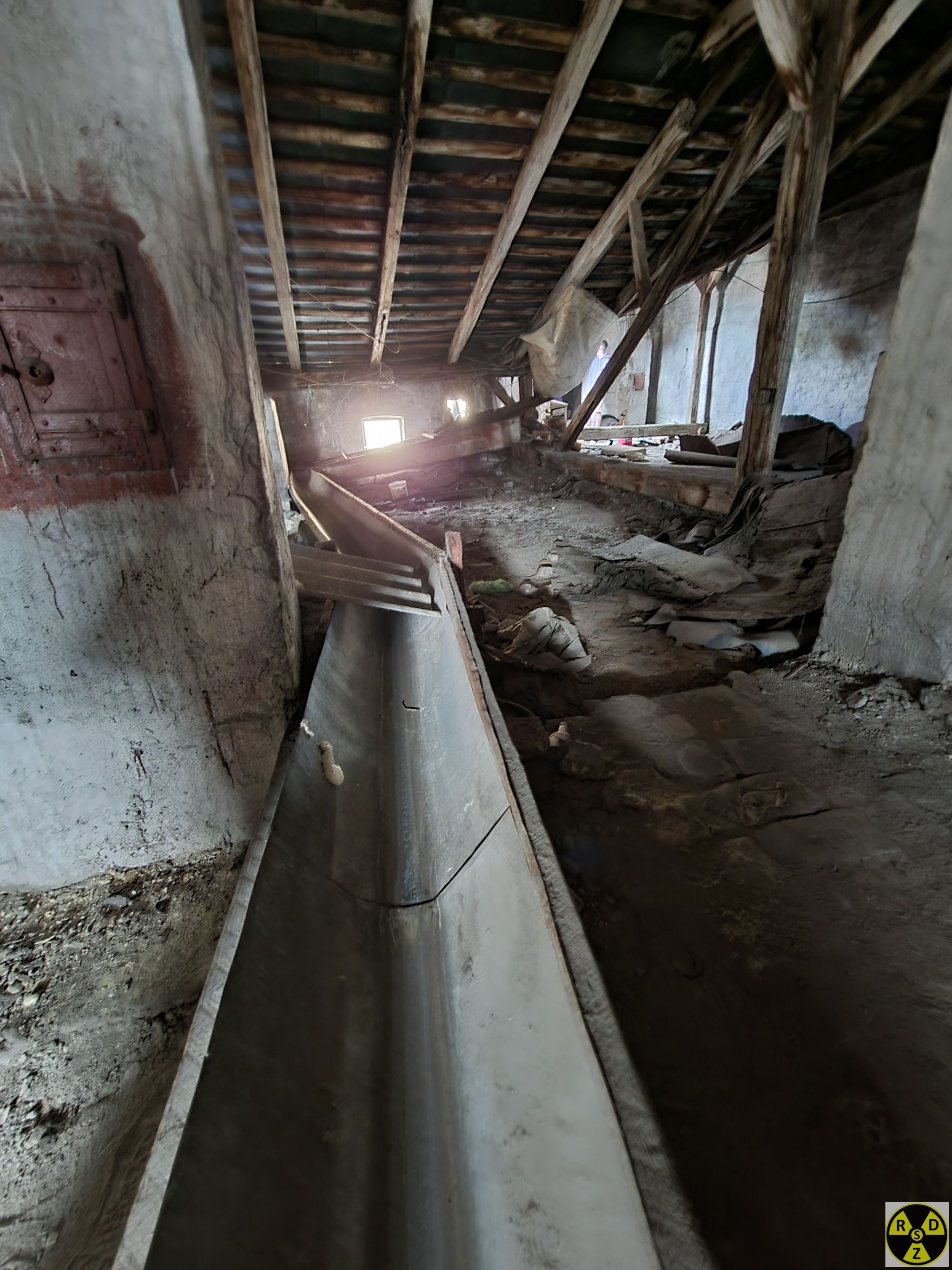 Ним вода з даху текла на іншу сторону будинку