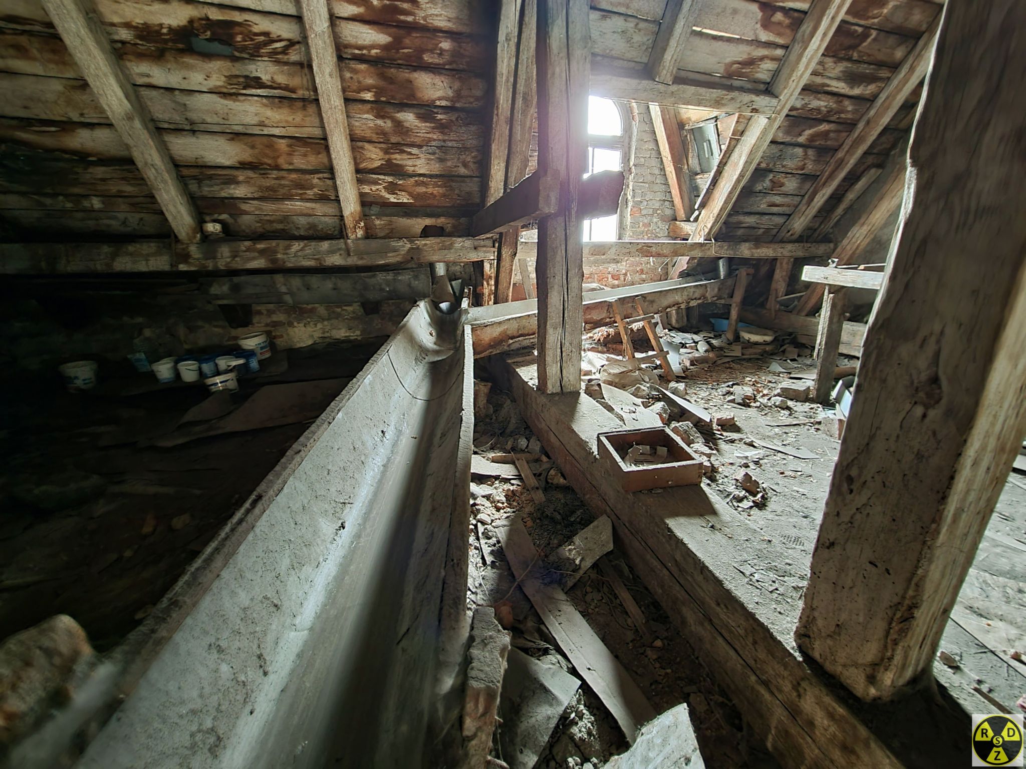 Водостічний жолоб всередині горища