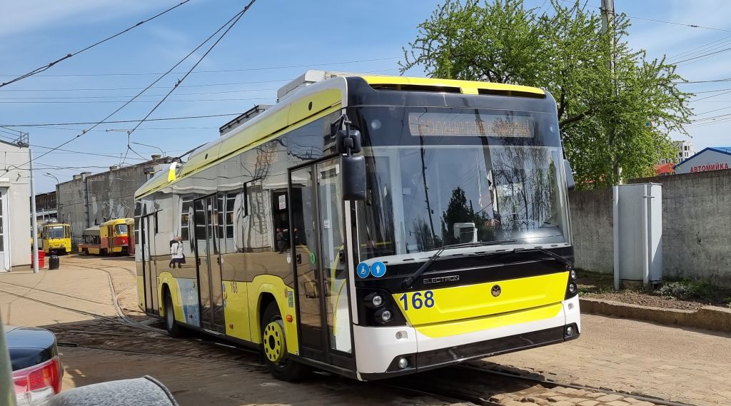 Саме на такому тролейбусі представники Міськради приїхали на екскурсію у Трамвайне депо №2 :)