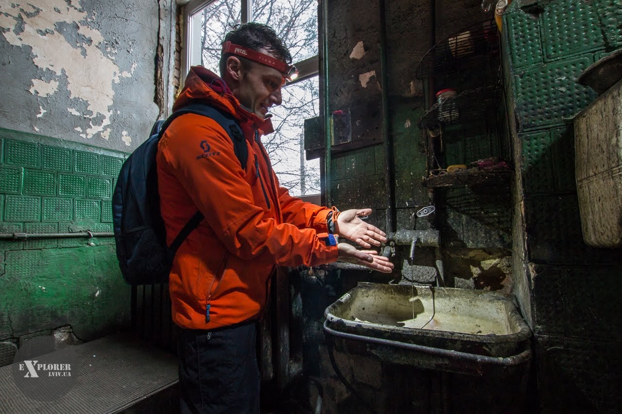 Всередині Львівського тролейбусного депо. Фото А. Роюк