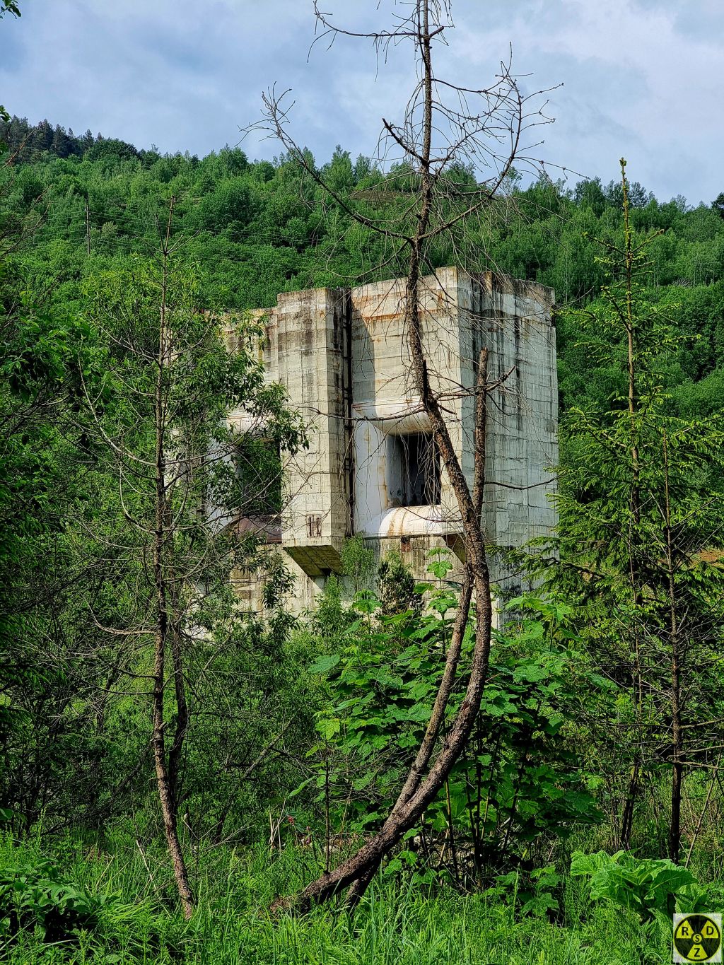 Вид на ГЕС з дороги