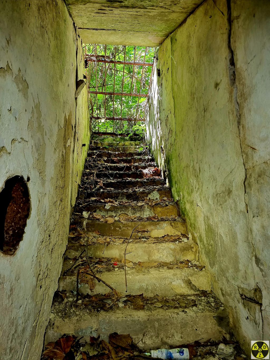 Сходи в середину бомбосховища