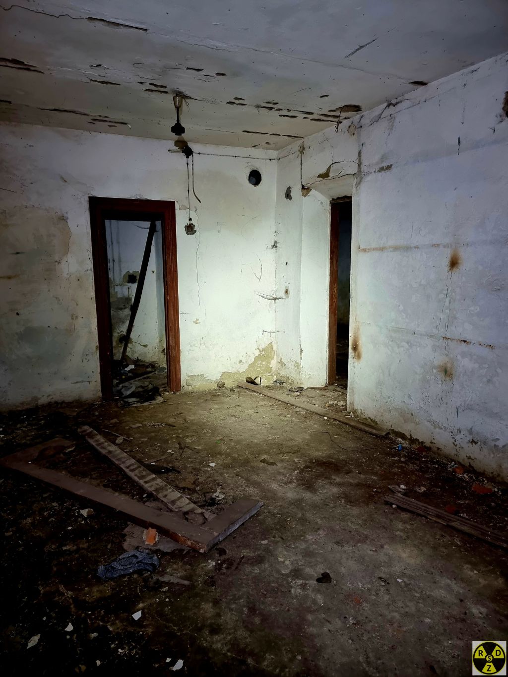 Всі двері зрізали, лампи винесли