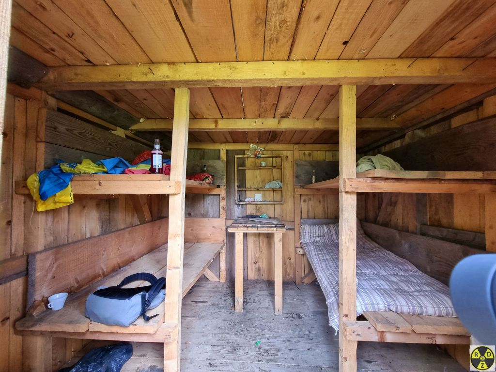 Поруч з вежею є криївка де можна переночувати