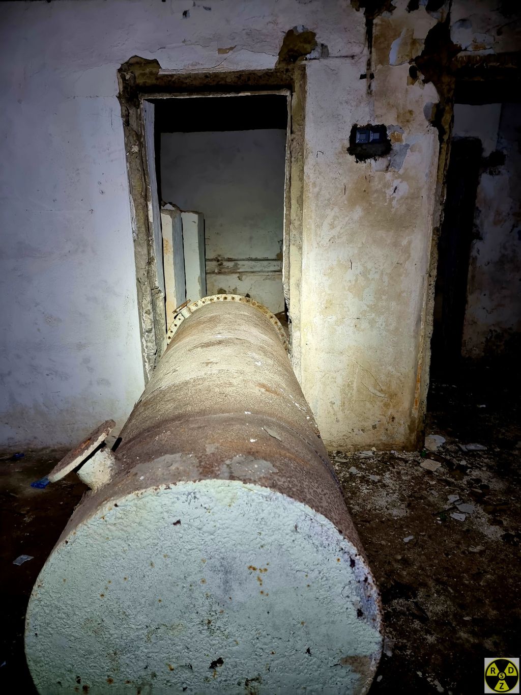 Хтось кудись тягнув цей бак для води