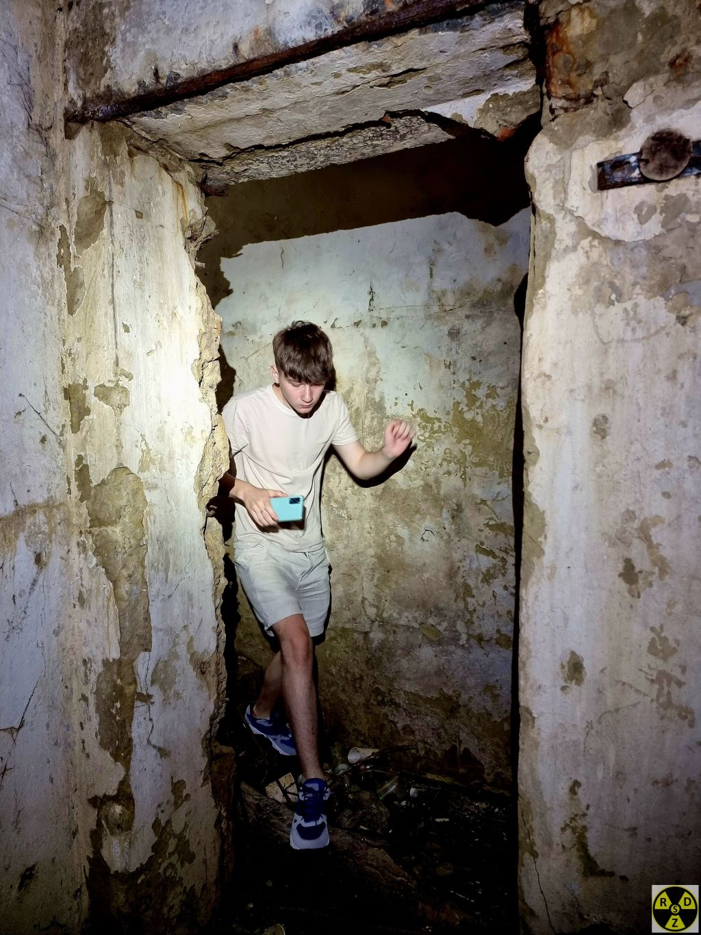 Потрібно йти акуратно по під ногами шприци