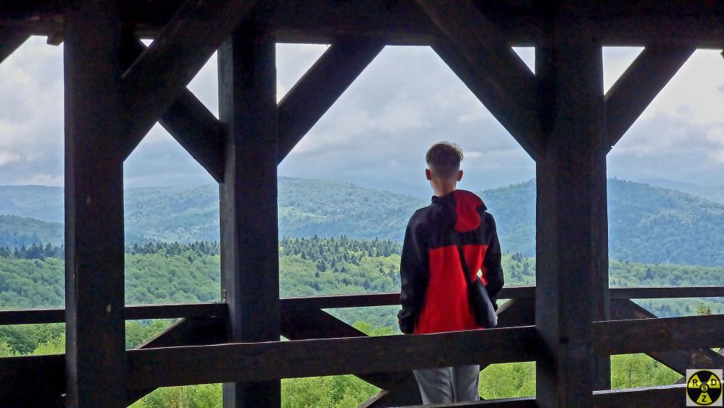 З верху вежі відкриваються чудові краєвиди на Карпати