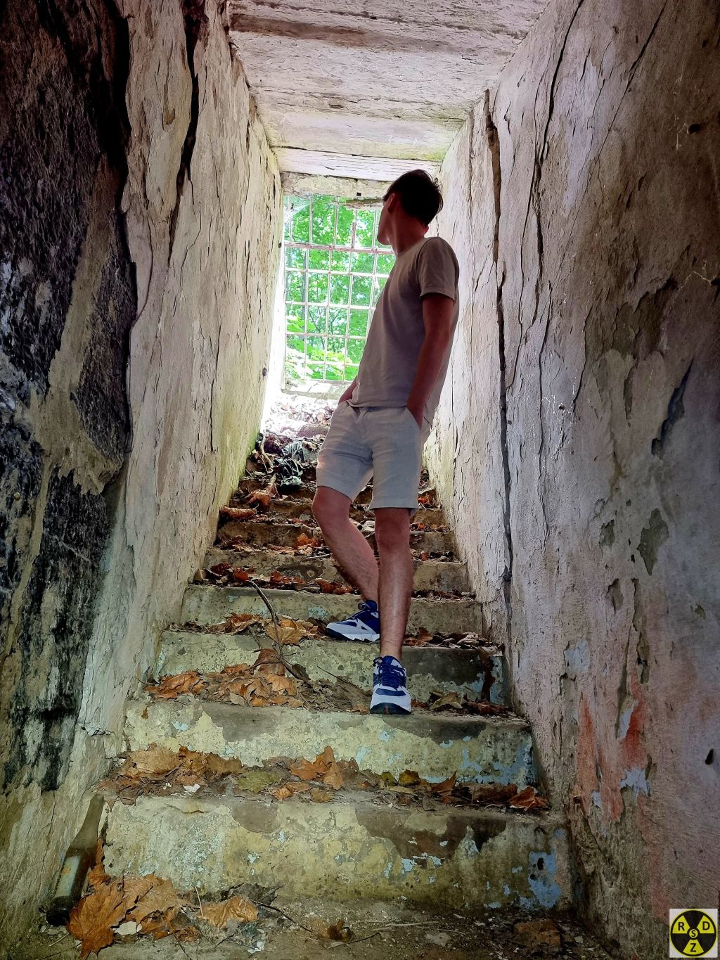 Вниз ведуть бетонні сходи