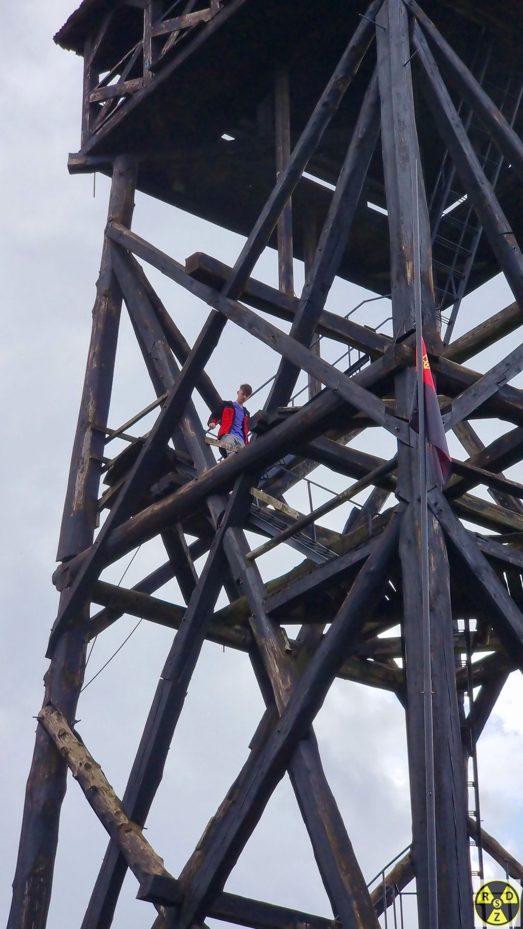 Вежа побудована з масивних дерев'яних брусків