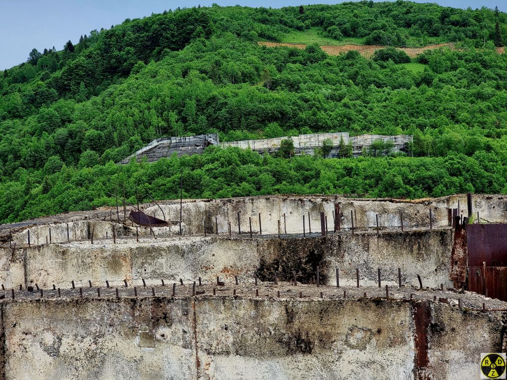 На схилі збереглися ще верхні елементи аварійного водозливу ГЕС