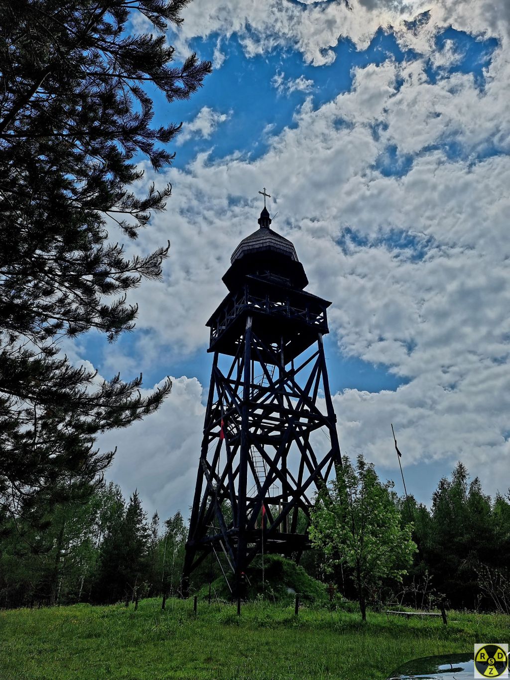 "Вежа Памя'ті" розташована над могилою воїнам УПА що тут полягли