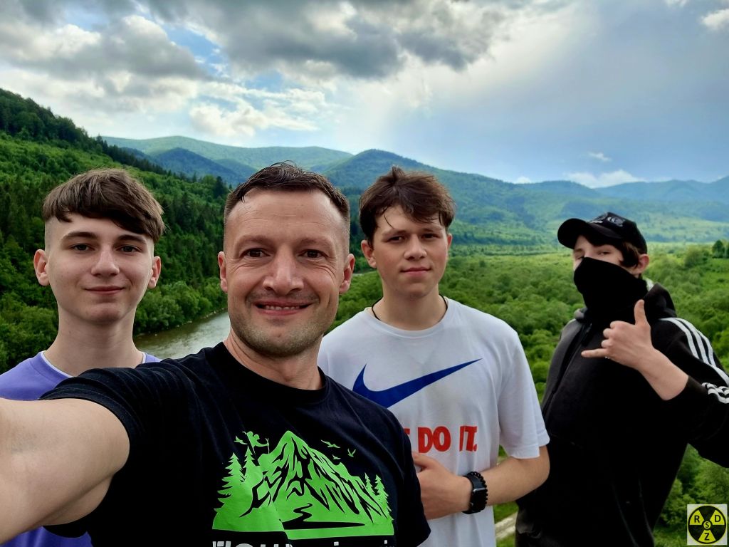 Робимо селфі напамять і йдемо вниз. Насувається гроза