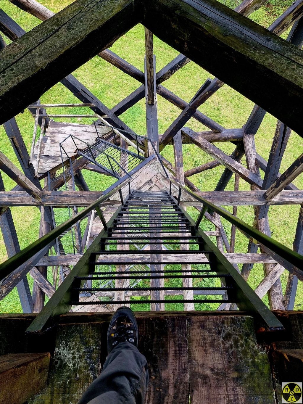 Металеві сходи наверх "Вежі Пам'яті"