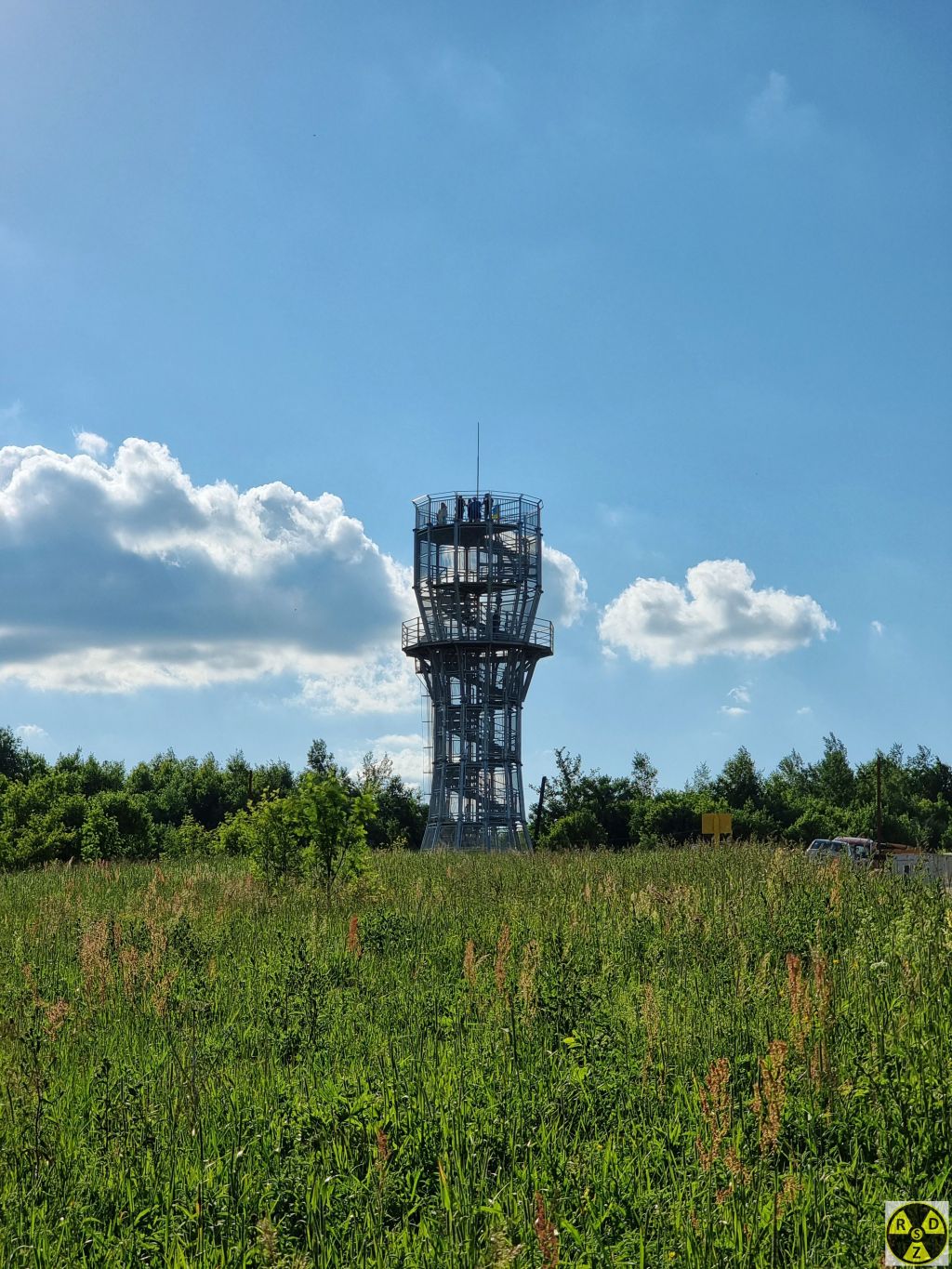 Під'їжджаємо до вежі на горі Цюхів