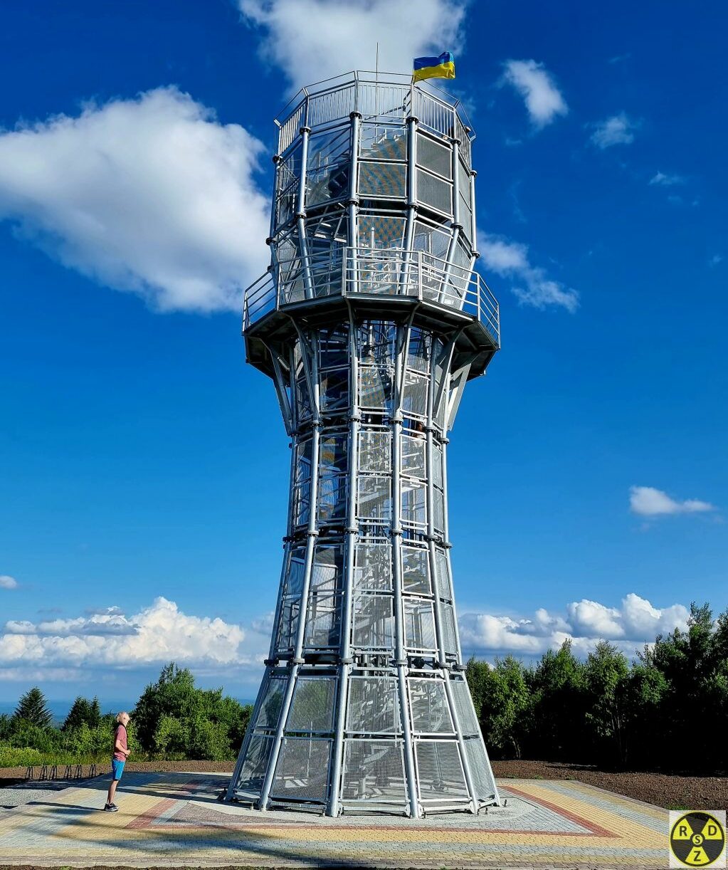 Вежа красива, але хочеться приїхати сюди ще взимку коли не було листя на кущах що навколо. Тоді ефект від навколишніх гір буде ще сильніший!