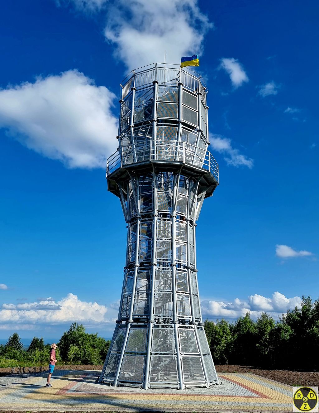 Вежа красива, але хочеться приїхати сюди ще взимку коли не було листя на кущах що навколо. Тоді ефект від навколишніх гір буде ще сильніший!