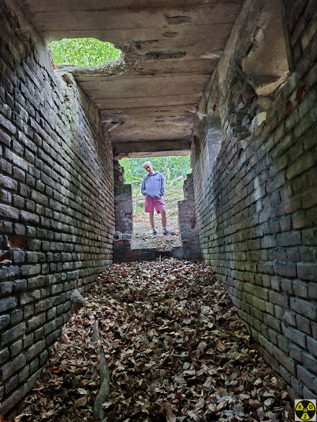 В одному з ДОТ-ів видно сліди руйнувань. Можливо від боїв