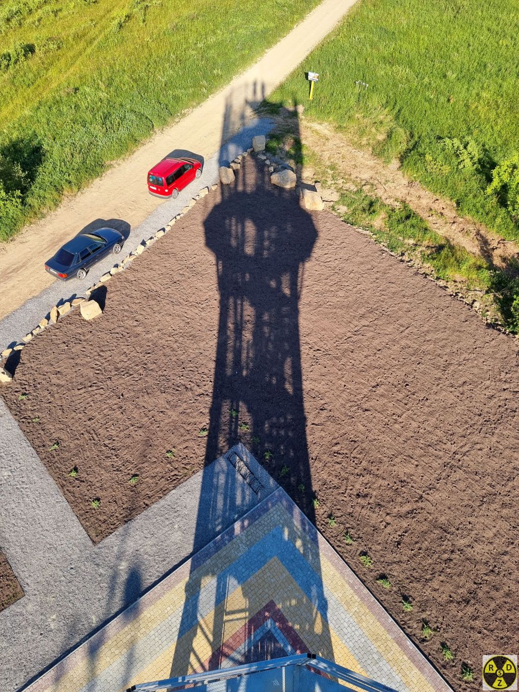 Поруч є парковка для легкових авто. То ж, як бачимо, вежа доступна не лише для позашляховиків