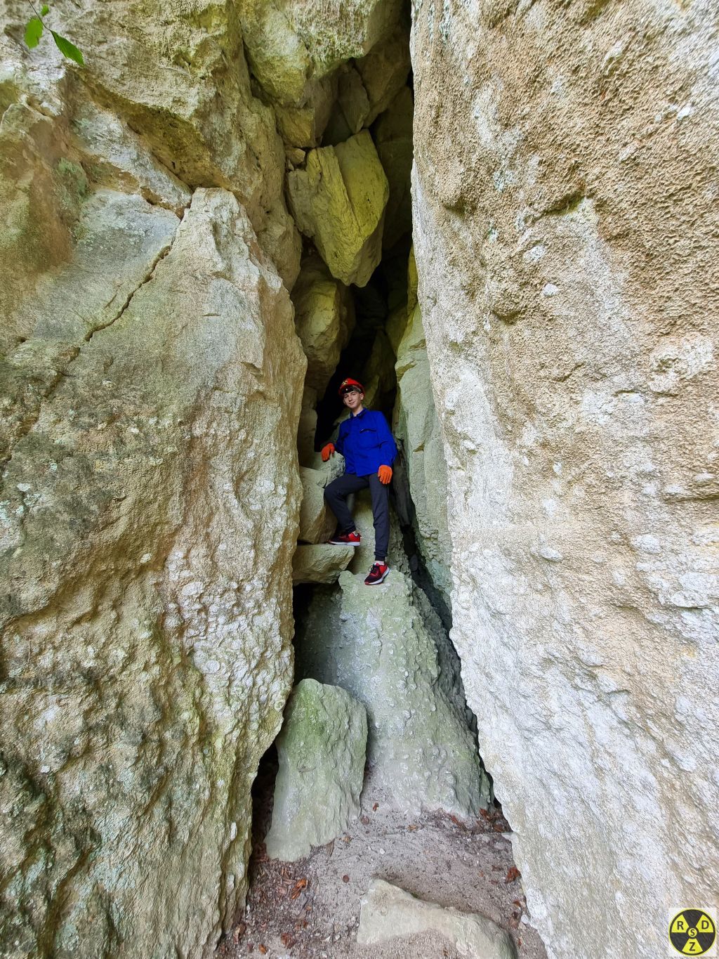 Вхід в печеру "Мамонтова-Когутя" і Алекс для масштабу