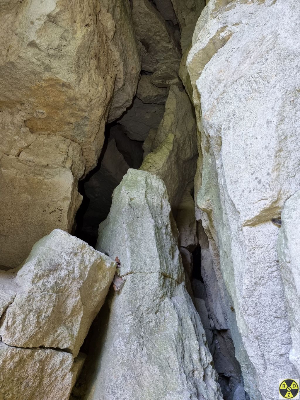 Вхід в печеру "Мамонтова-Когутя". Вид зі скель