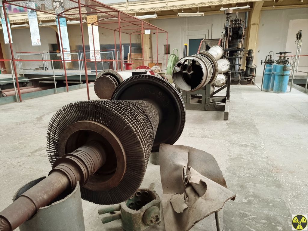 Приклад турбіни. Через ці лопасті проходить водяна пара, вона обертає вал а він, в свою чергу, аже крутить електричний генератор