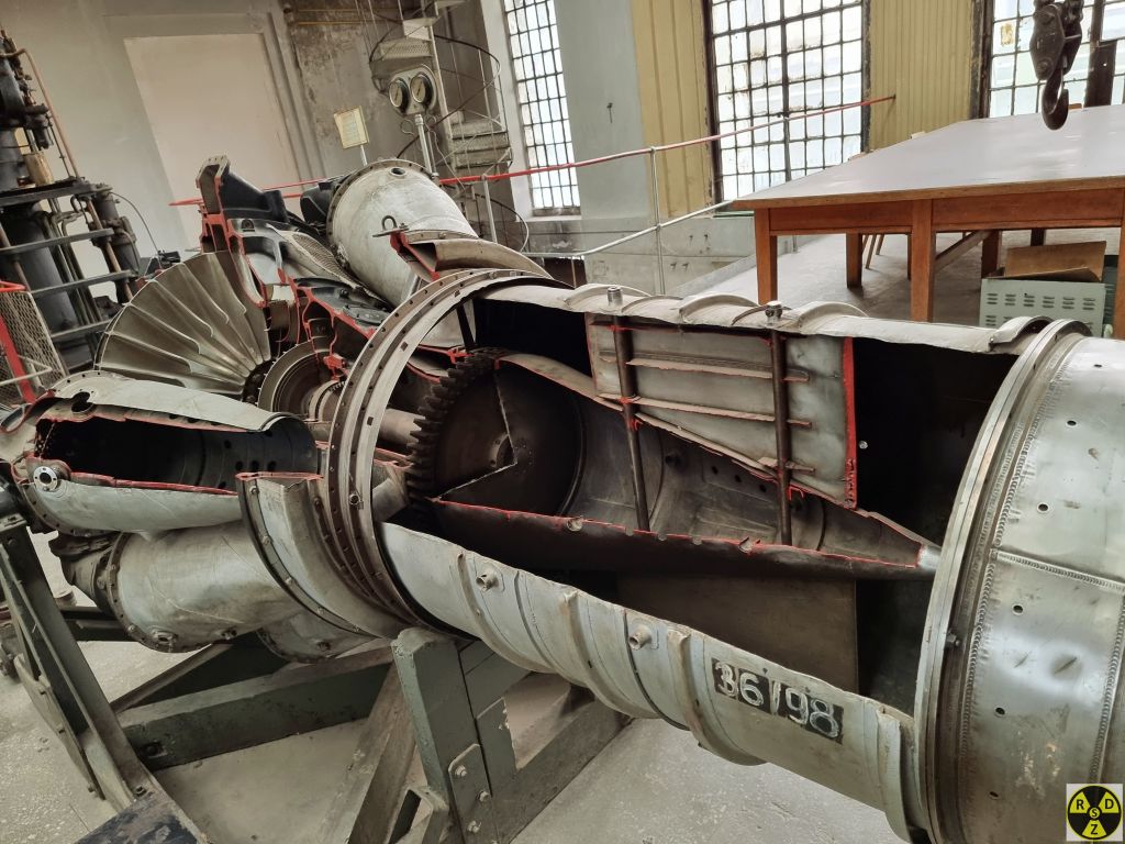 Розріз двигуна від МІГ-15