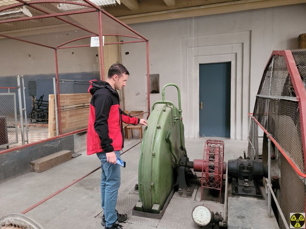 Додатковим навантаженням двигуна є такий от насос